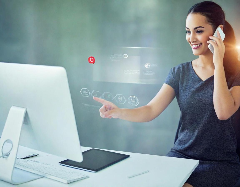 Replays Femme souriante au téléphone, utilisant un ordinateur à un bureau moderne.